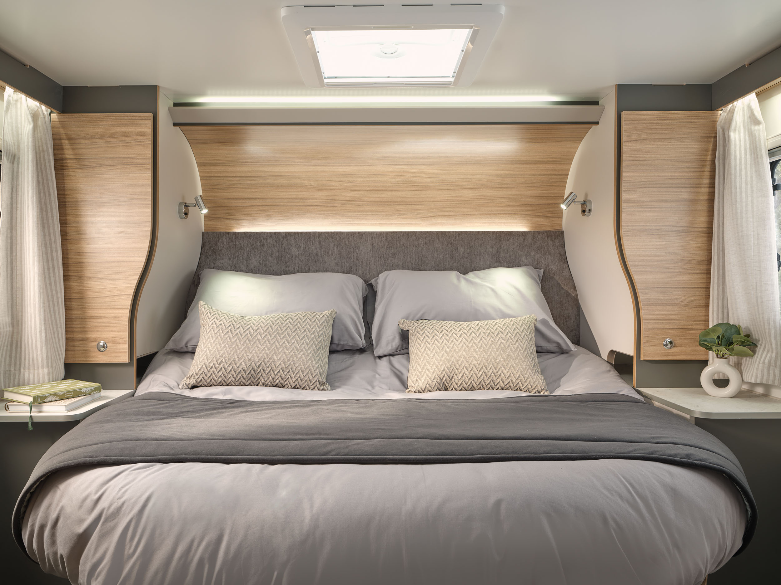 Adamo 75-4i Bed and Wardrobes